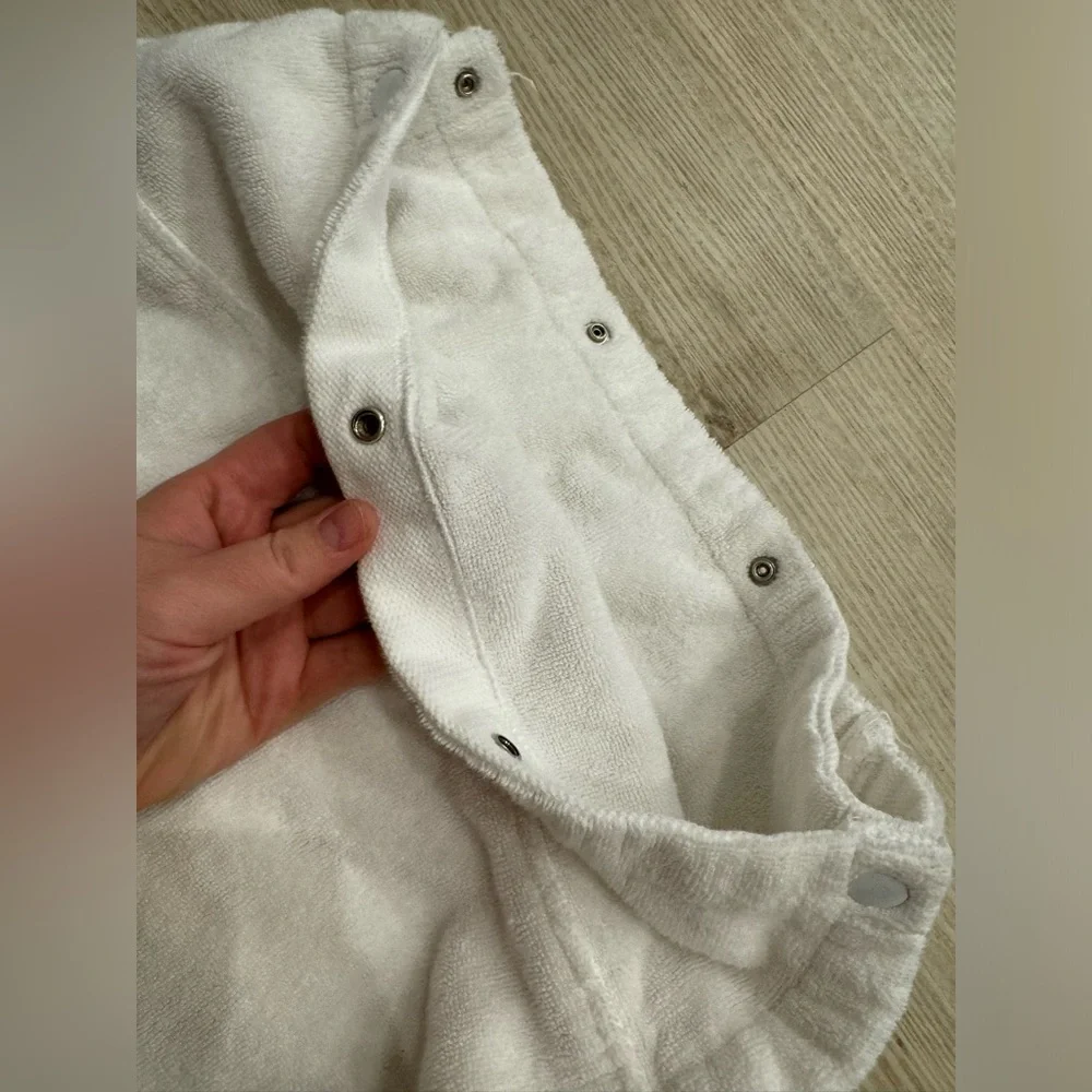 Hammacher Schlemmer wrap around towel white button pockets